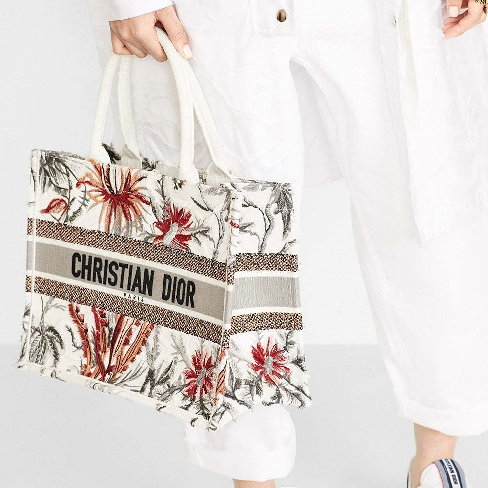 【DIOR】入手困難！セレブ芸能人御用達?BOOK TOTE BAG