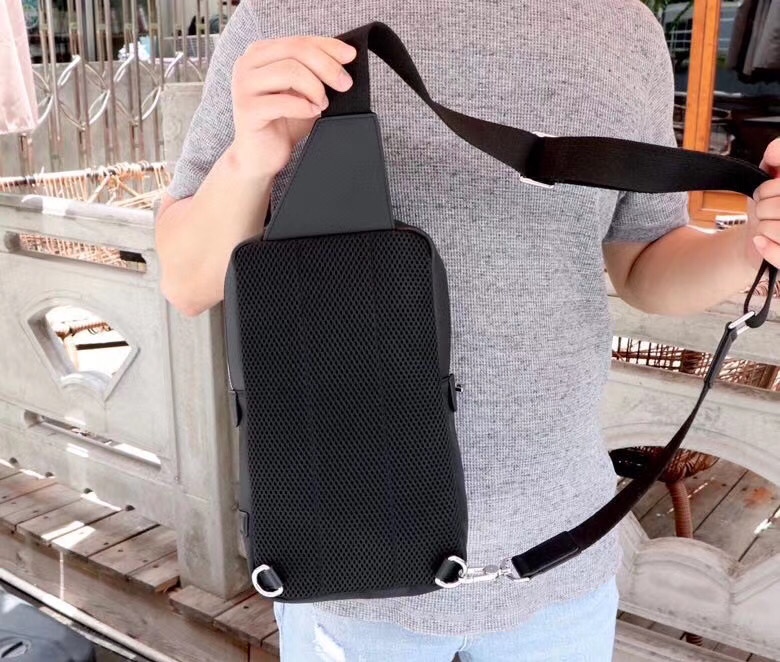 【FENDI 公式 旗艦店】フェンディ チェストバッグ 当日出荷 好評に付き再入荷！30*17*6CM