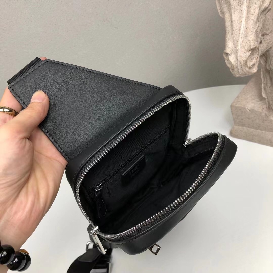 【FENDI 公式 旗艦店】フェンディ チェストバッグ 当日出荷 好評に付き再入荷！15*29*4CM