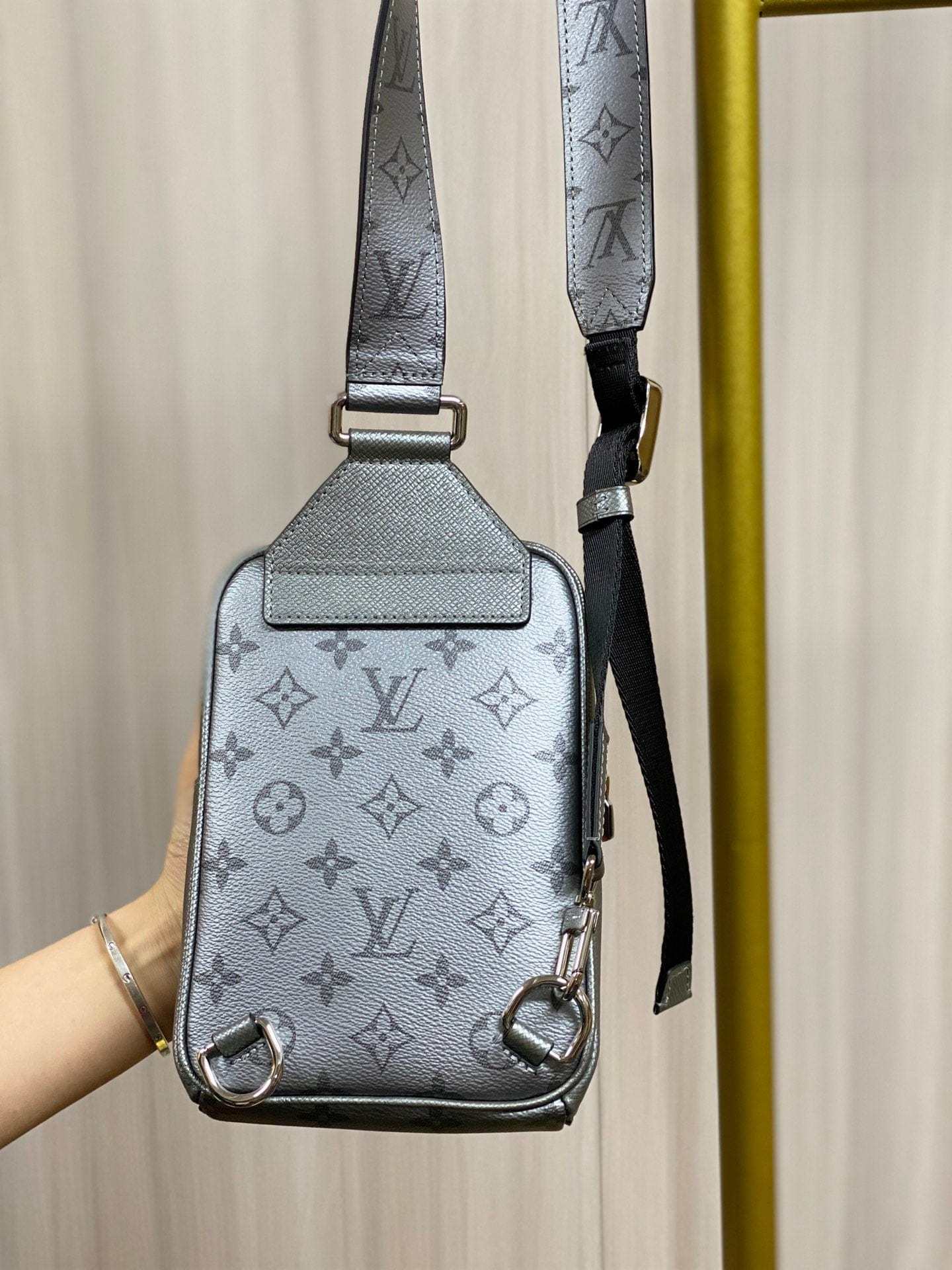 Louis Vuitton アウトドア・スリングバッグ M30833