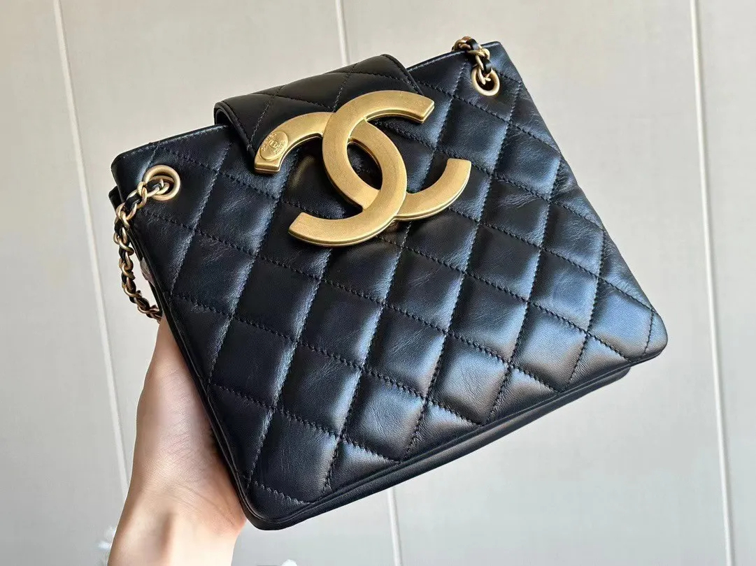 【大きめのロゴが♡】CHANEL ショルダーバッグ 24C