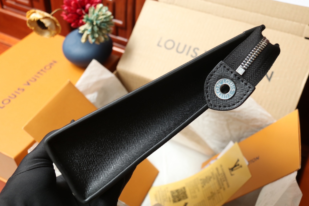 LOUIS VUITTON ルイヴィトン POCHETTE VOYAGE クラッチバッグ M30718