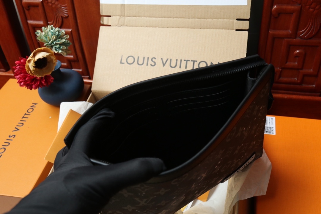 LOUIS VUITTON（ルイヴィトン）POCHETTE VOYAGE クラッチバッグ M44448