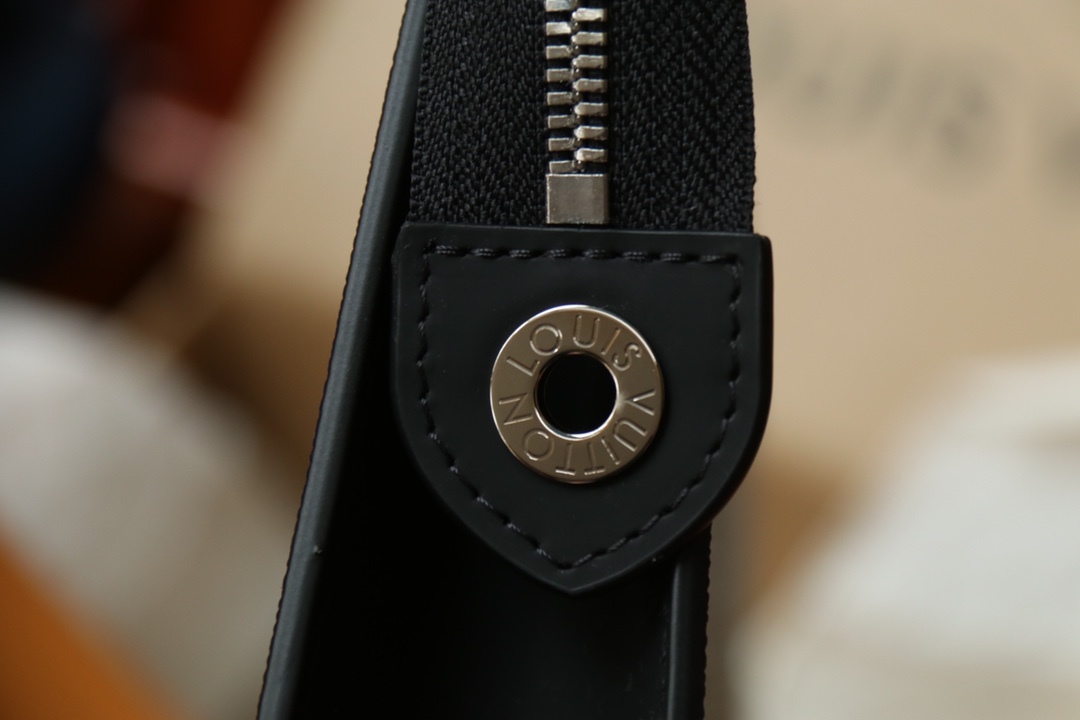 LOUIS VUITTON（ルイヴィトン）POCHETTE VOYAGE クラッチバッグ N41696