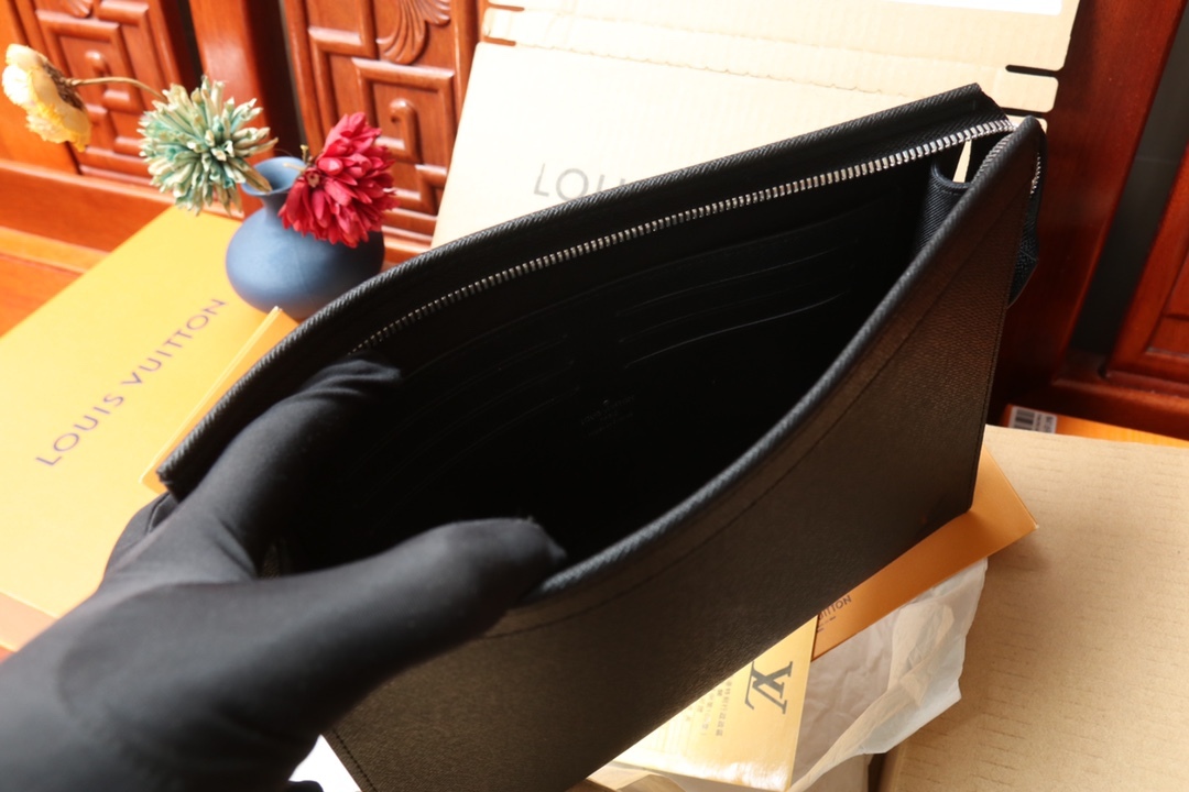 LOUIS VUITTON（ルイヴィトン）POCHETTE VOYAGE クラッチバッグ M30676