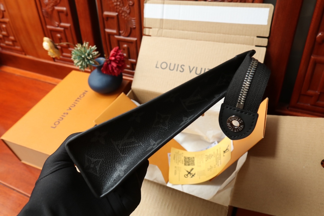 LOUIS VUITTON（ルイヴィトン）POCHETTE VOYAGE クラッチバッグ M69535