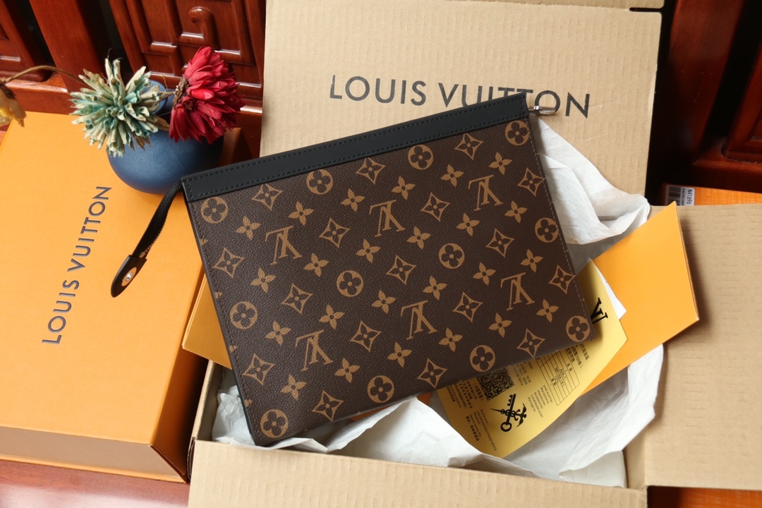 LOUIS VUITTON（ルイヴィトン）POCHETTE VOYAGE クラッチバッグ M61692