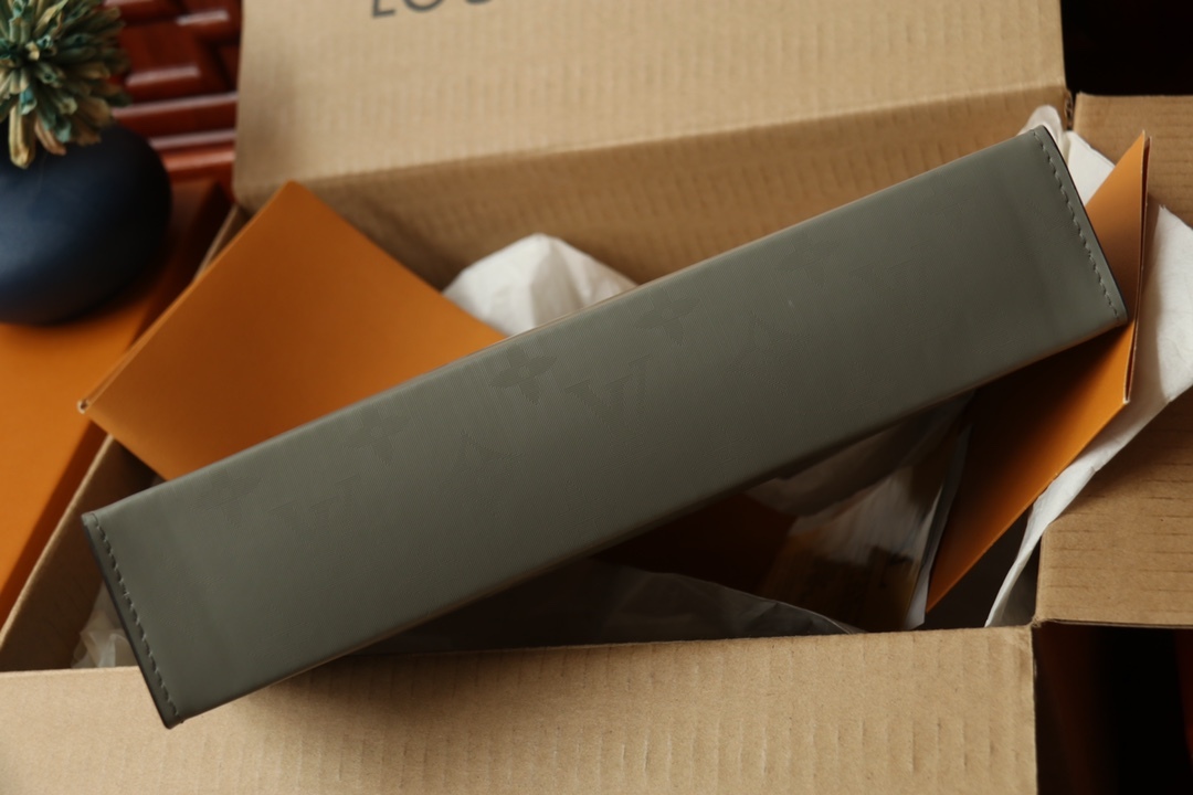 LOUIS VUITTON（ルイヴィトン）POCHETTE VOYAGE クラッチバッグ M61692