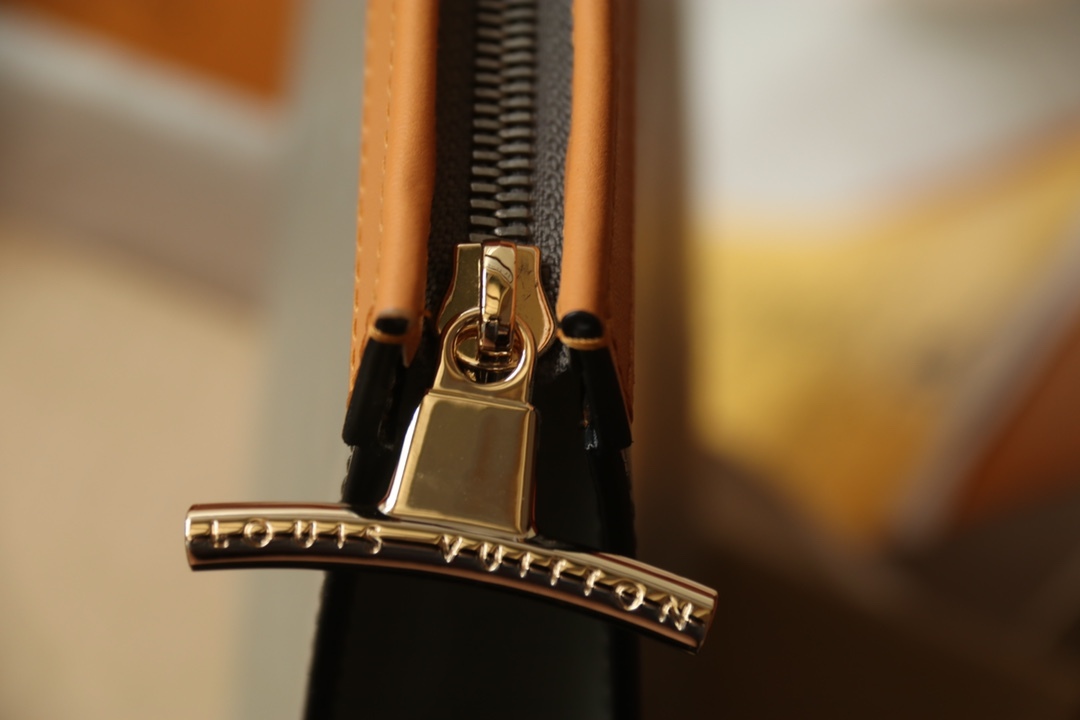 LOUIS VUITTON（ルイヴィトン）POCHETTE VOYAGE クラッチバッグ M61692