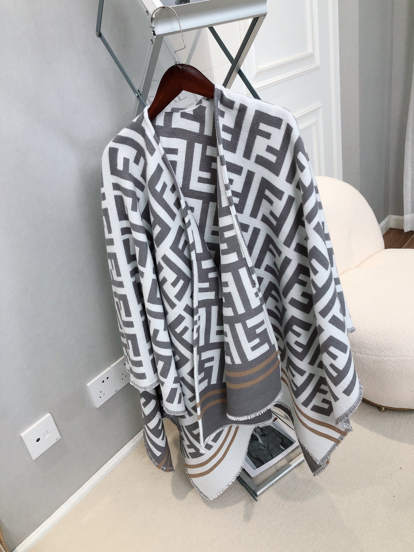 【FENDI旗艦店】フェンディ マント ショール ご好評に付き再入荷！