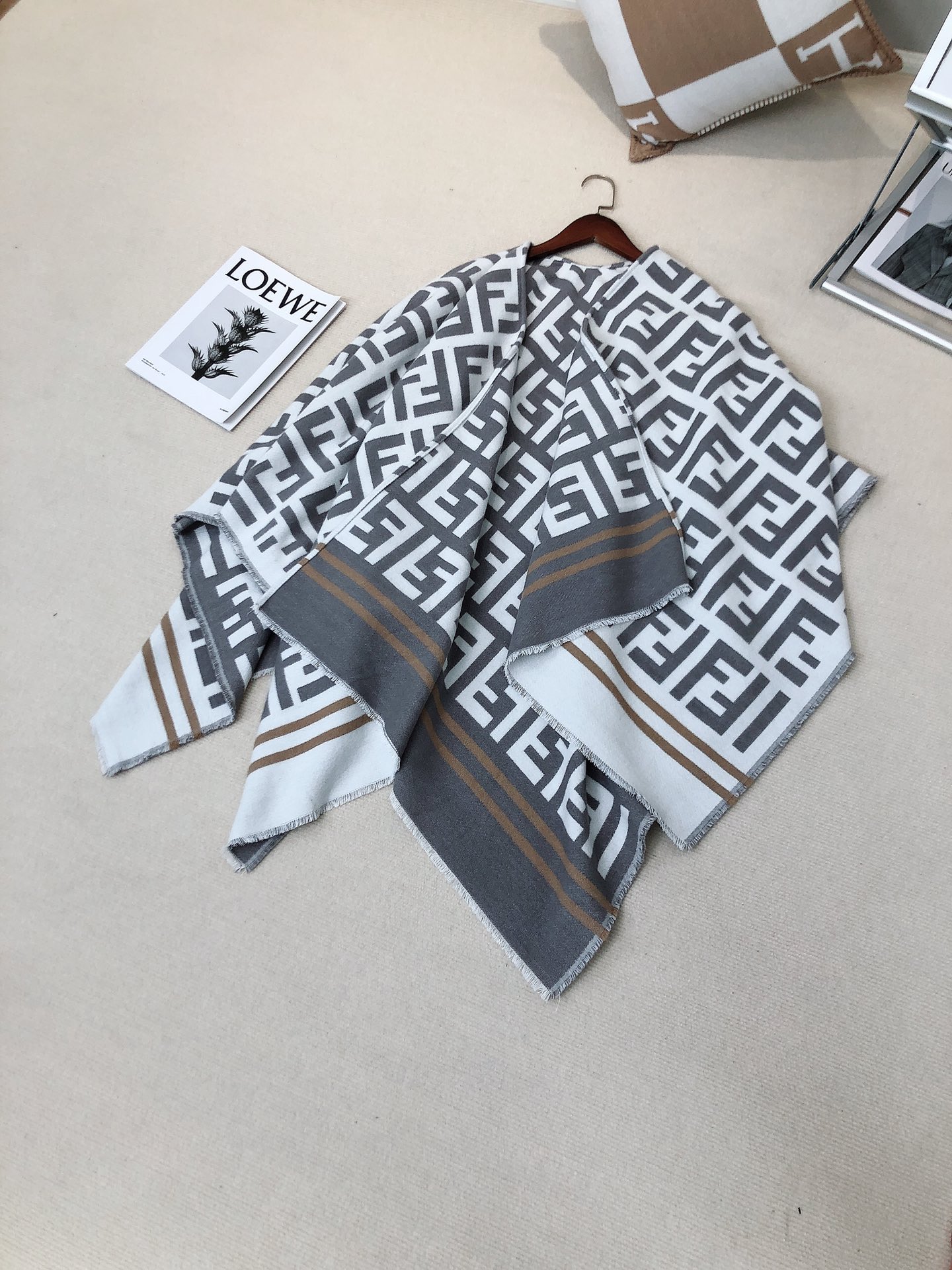 【FENDI旗艦店】フェンディ マント ショール ご好評に付き再入荷！