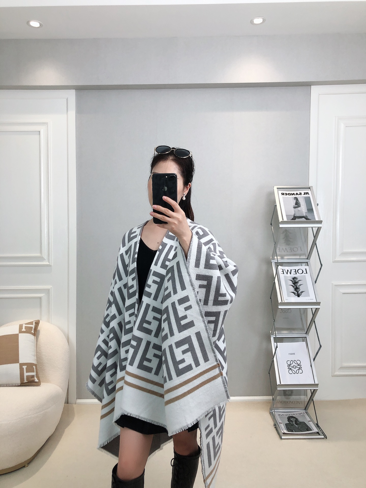 【FENDI旗艦店】フェンディ マント ショール ご好評に付き再入荷！