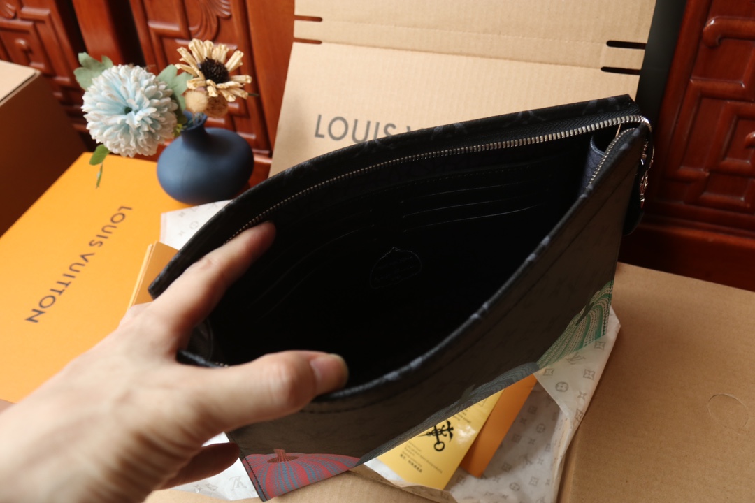 LOUIS VUITTON（ルイヴィトン）POCHETTE VOYAGE クラッチバッグ M81973