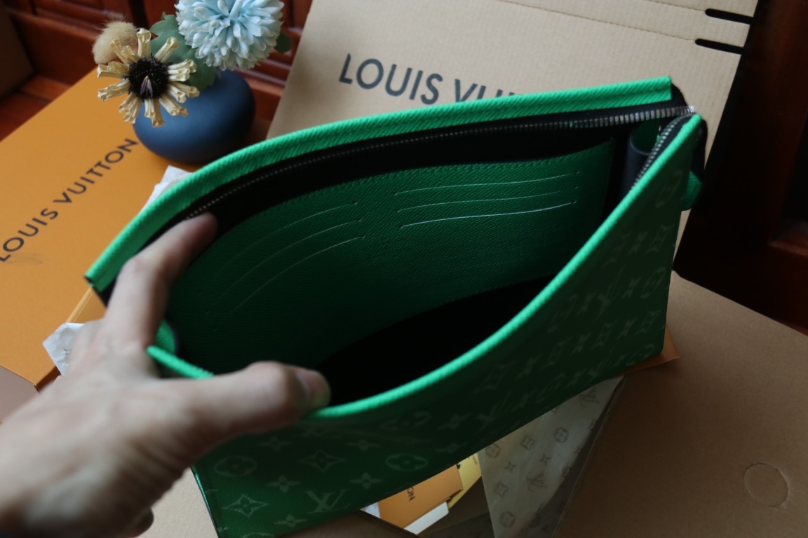 LOUIS VUITTON ルイヴィトン POCHETTE VOYAGE クラッチバッグ M83099