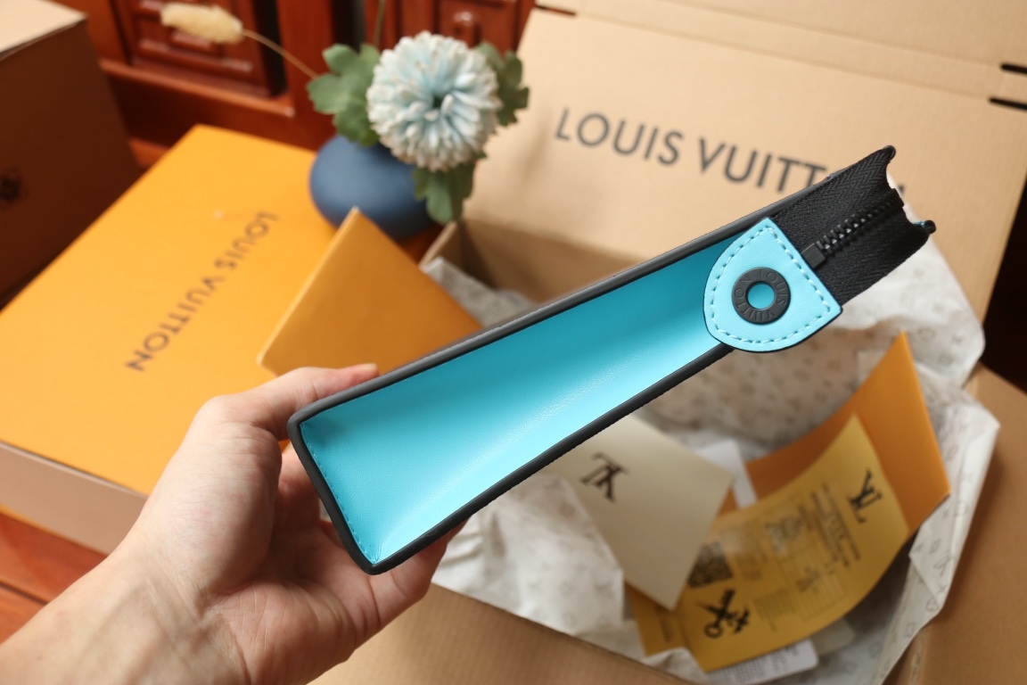 LOUIS VUITTON（ルイヴィトン）Pochette Voyage クラッチバッグ M11466