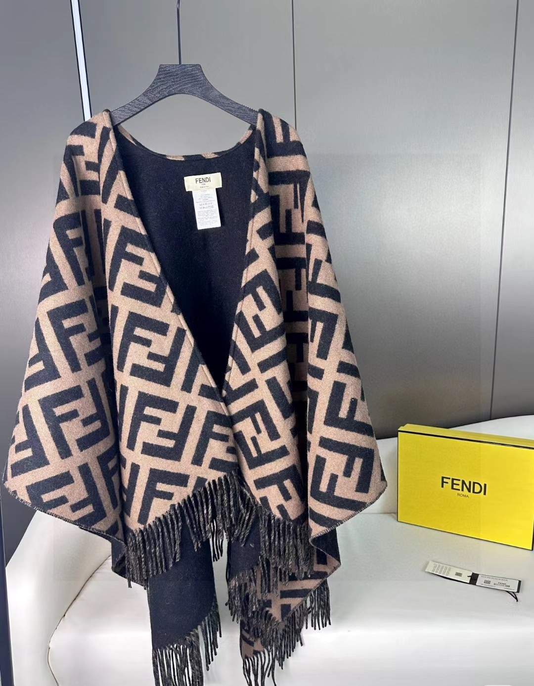 【FENDI旗艦店】フェンディ マント ショール ご好評に付き再入荷！