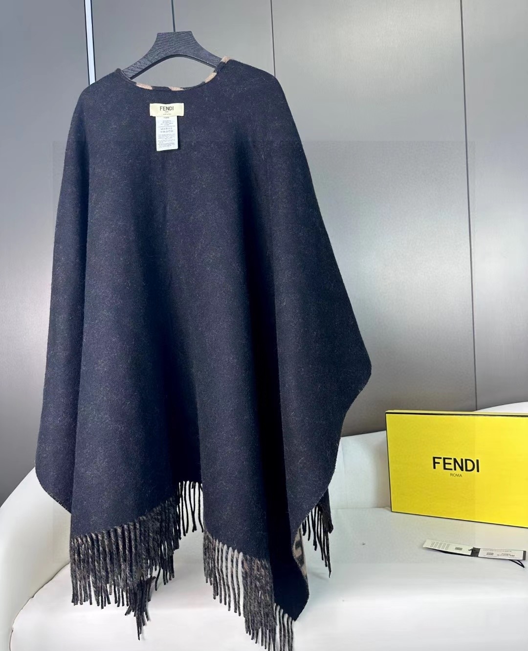 【FENDI旗艦店】フェンディ マント ショール ご好評に付き再入荷！