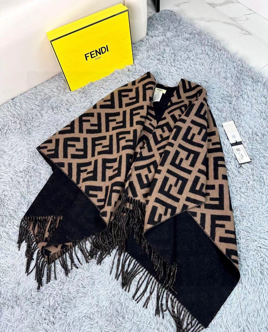 【FENDI旗艦店】フェンディ マント ショール ご好評に付き再入荷！