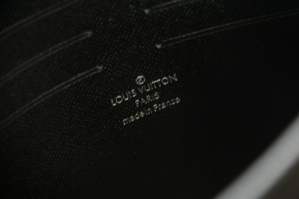 LOUIS VUITTON（ルイヴィトン）POCHETTE VOYAGE クラッチバッグ M61692