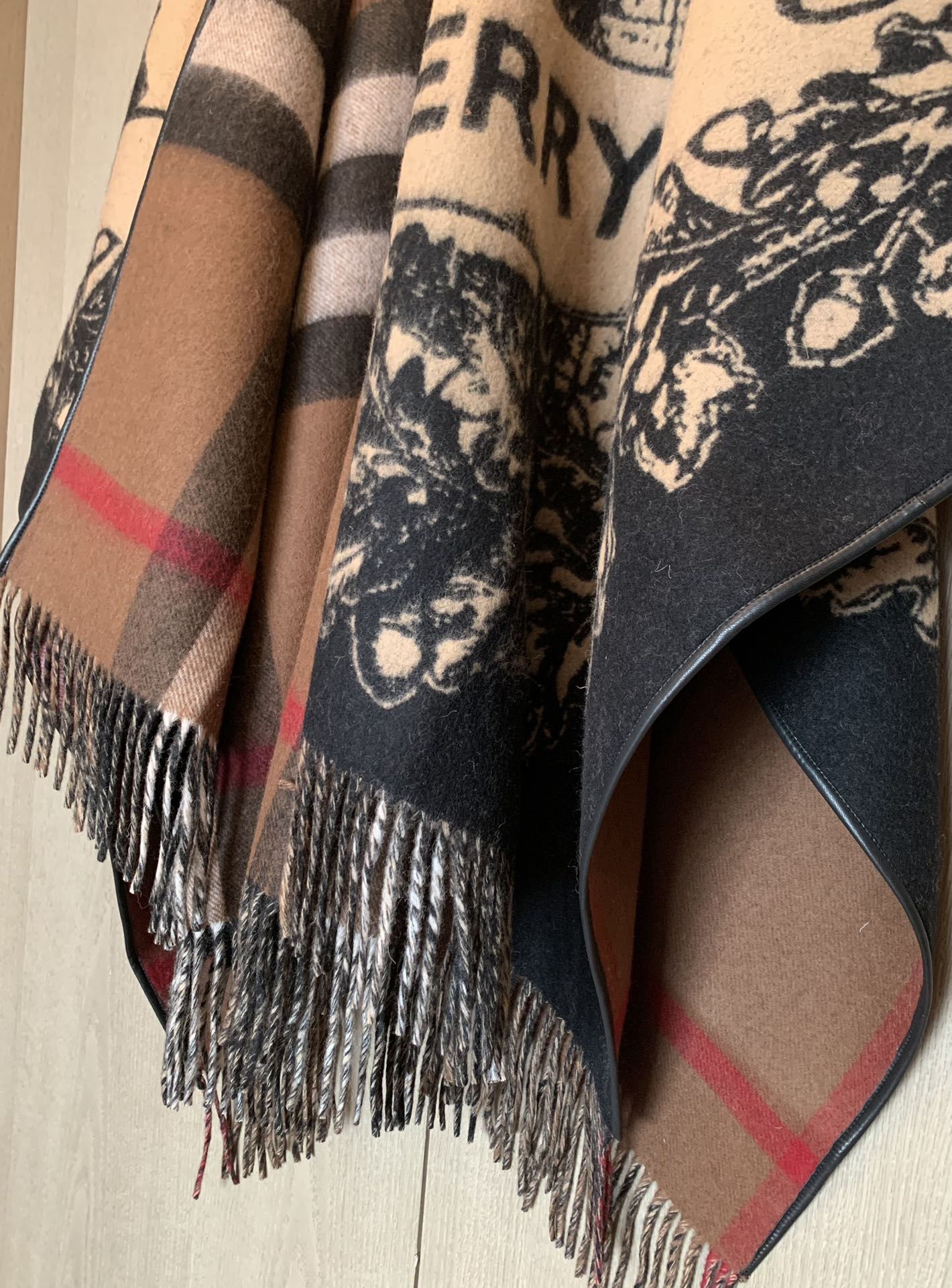 【BURBERRY旗艦店】バーバリー マント ショール ご好評に付き再入荷！