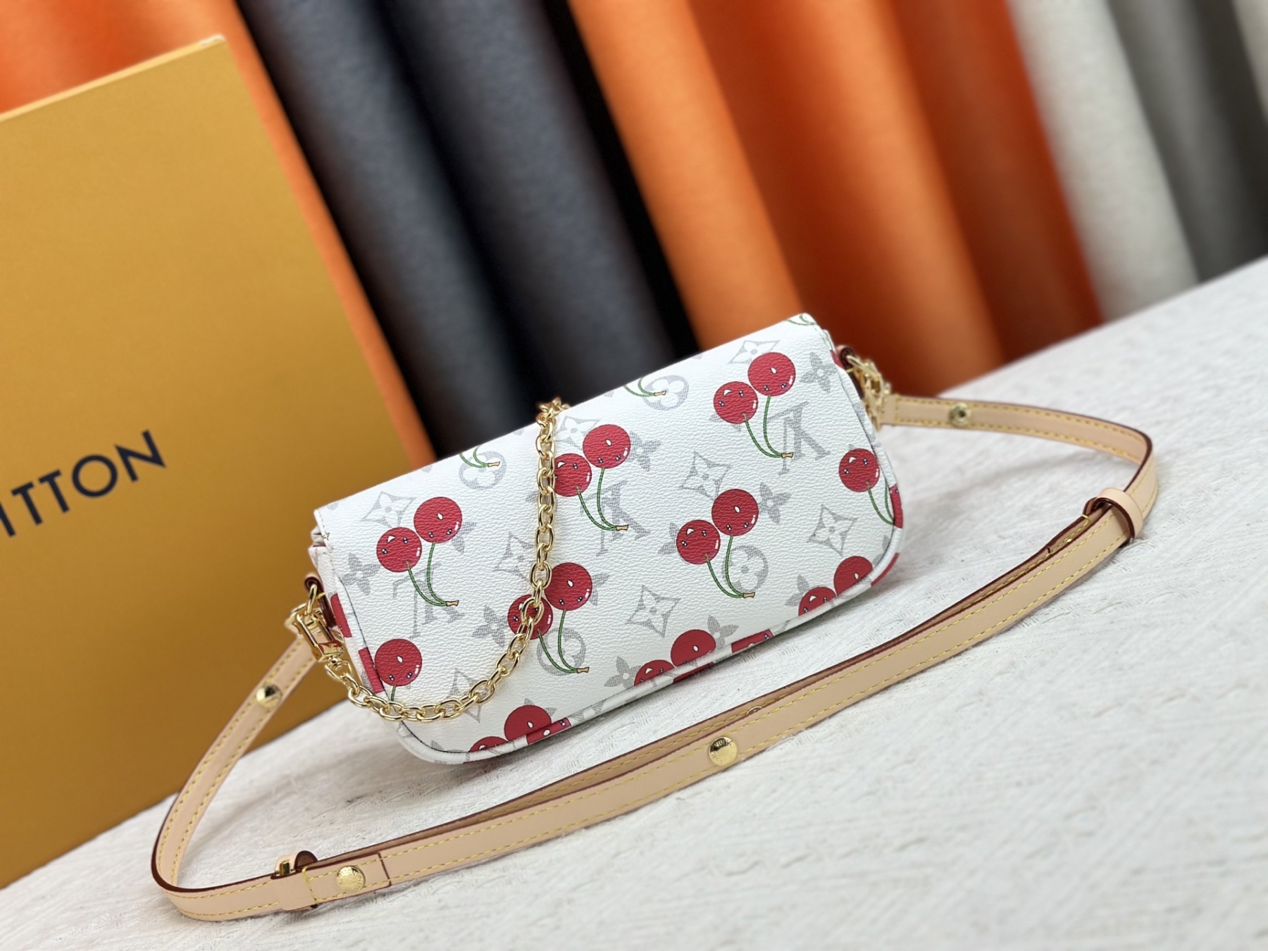 LOUIS VUITTON ルイヴィトン Wallet on Chain Ivy チェーンバッグ M14239