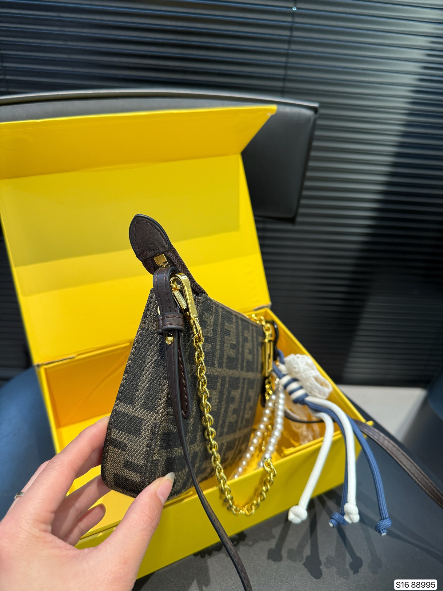 【FENDI公式旗艦店】フェンディ わきバッグ ショルダーバッグ