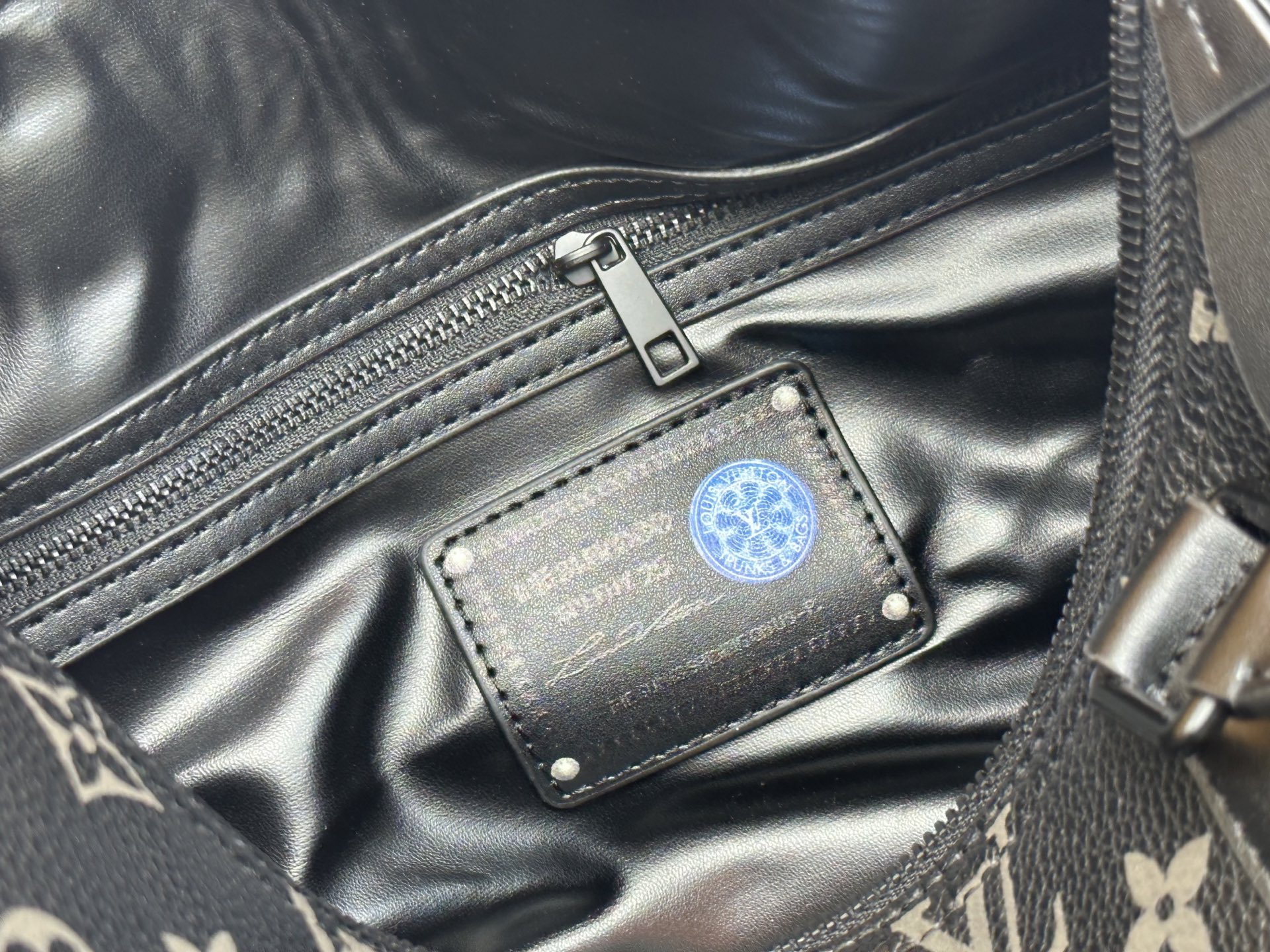 LOUIS VUITTON（ルイヴィトン）SEEDY SOFT 30 クロスボディバッグ