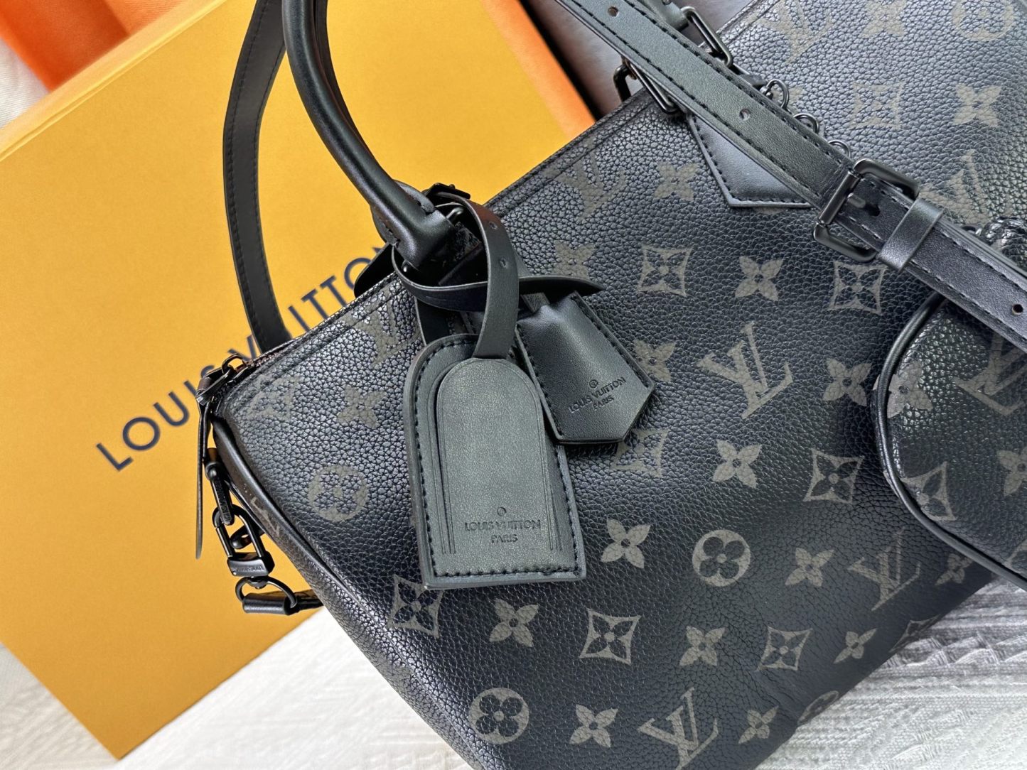 LOUIS VUITTON（ルイヴィトン）SEEDY SOFT 30 クロスボディバッグ