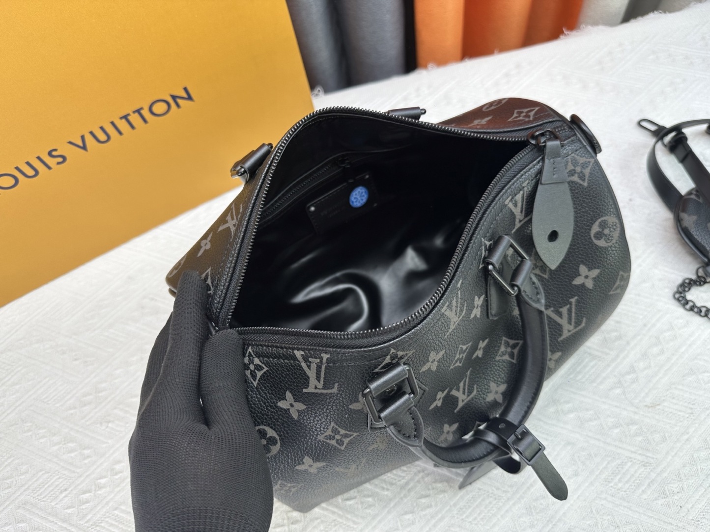 LOUIS VUITTON（ルイヴィトン）SEEDY SOFT 30 クロスボディバッグ