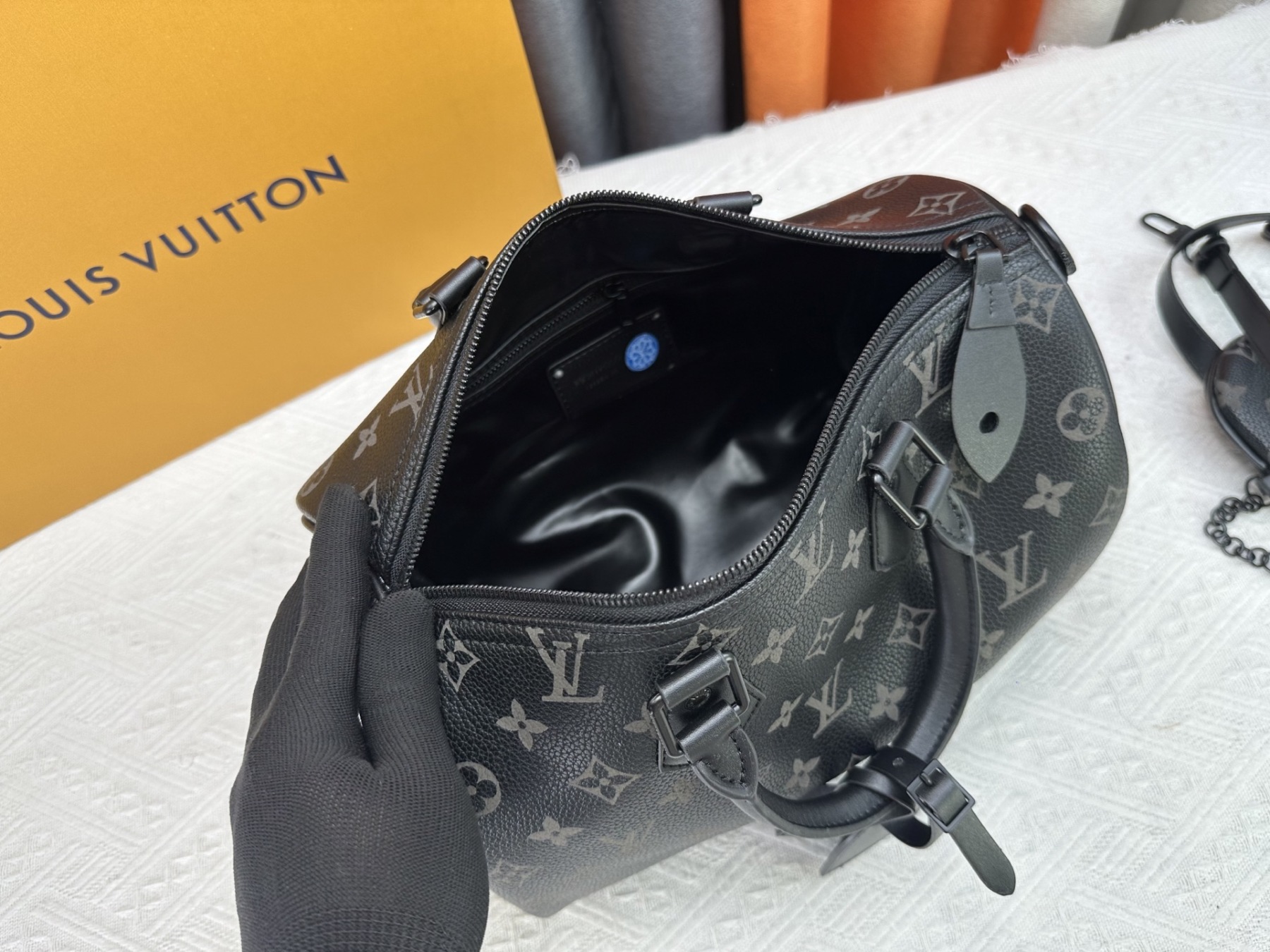 LOUIS VUITTON（ルイヴィトン）SEEDY SOFT 30 クロスボディバッグ