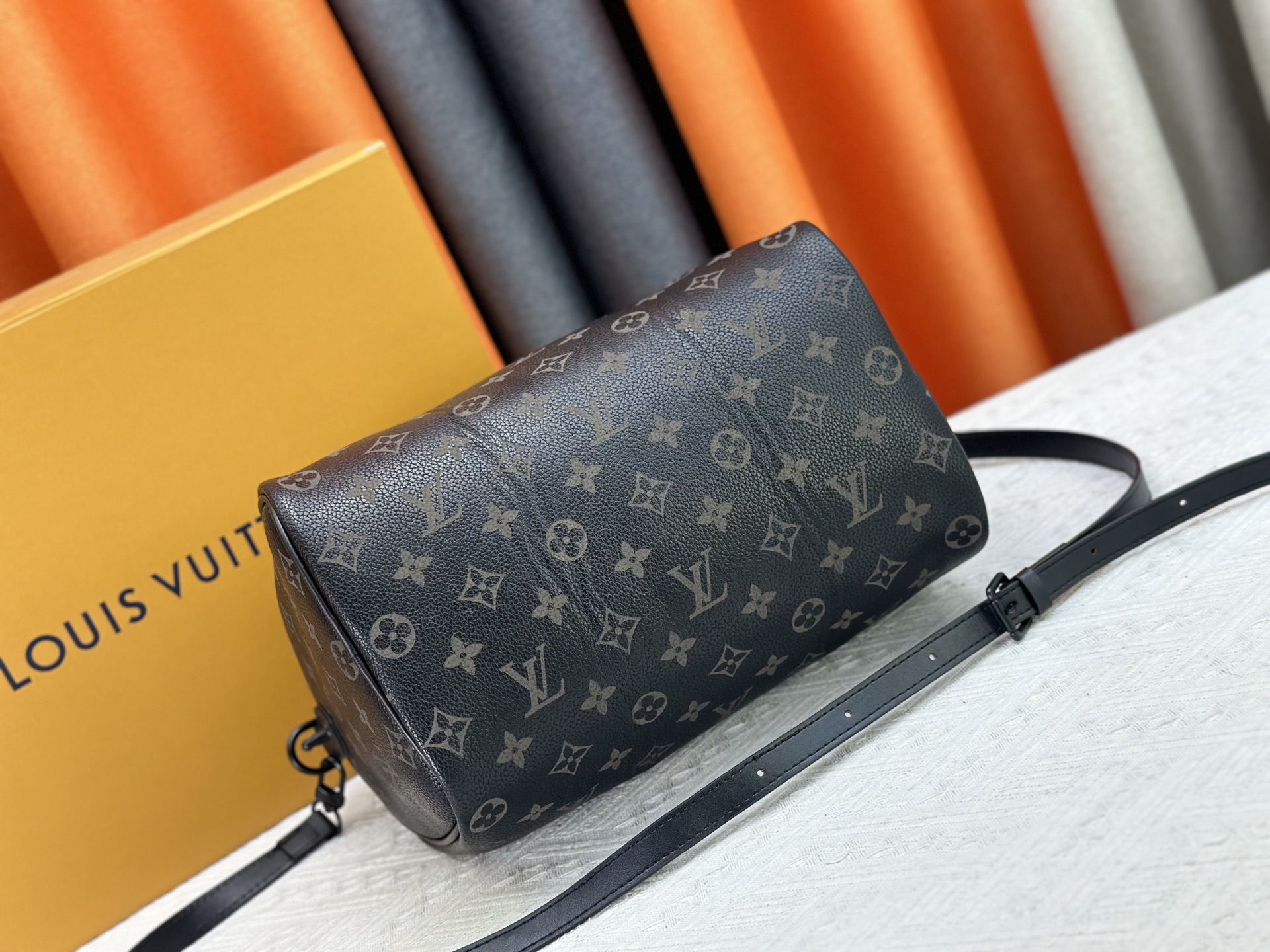 LOUIS VUITTON（ルイヴィトン）SEEDY SOFT 30 クロスボディバッグ