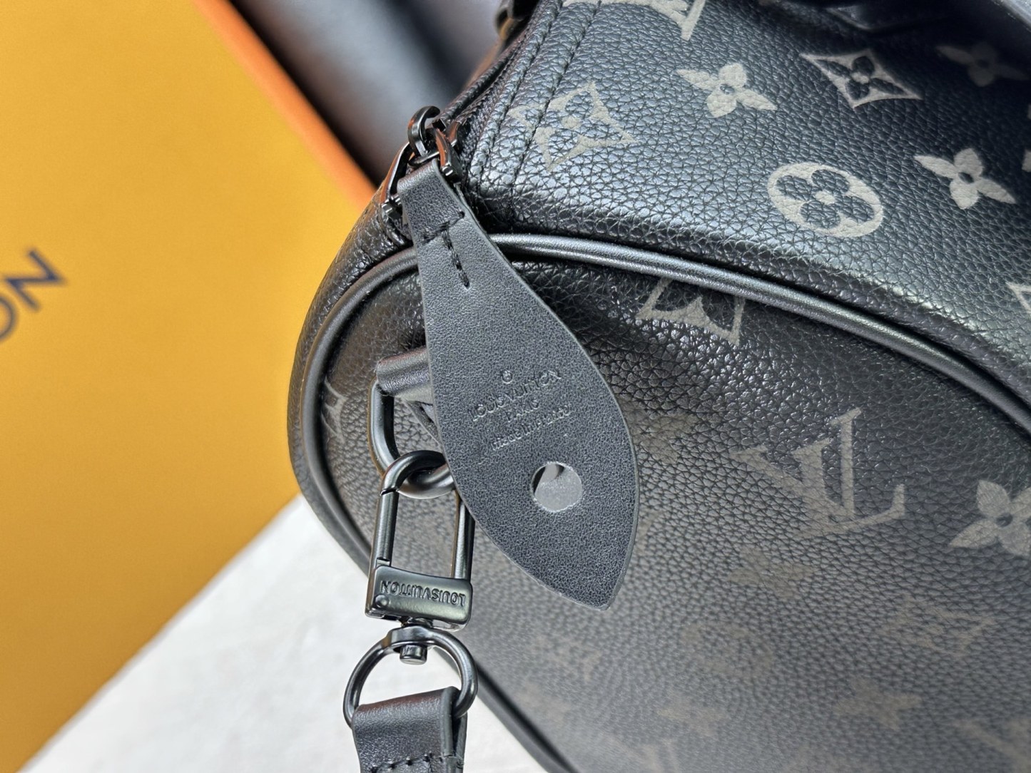 LOUIS VUITTON（ルイヴィトン）SEEDY SOFT 30 クロスボディバッグ