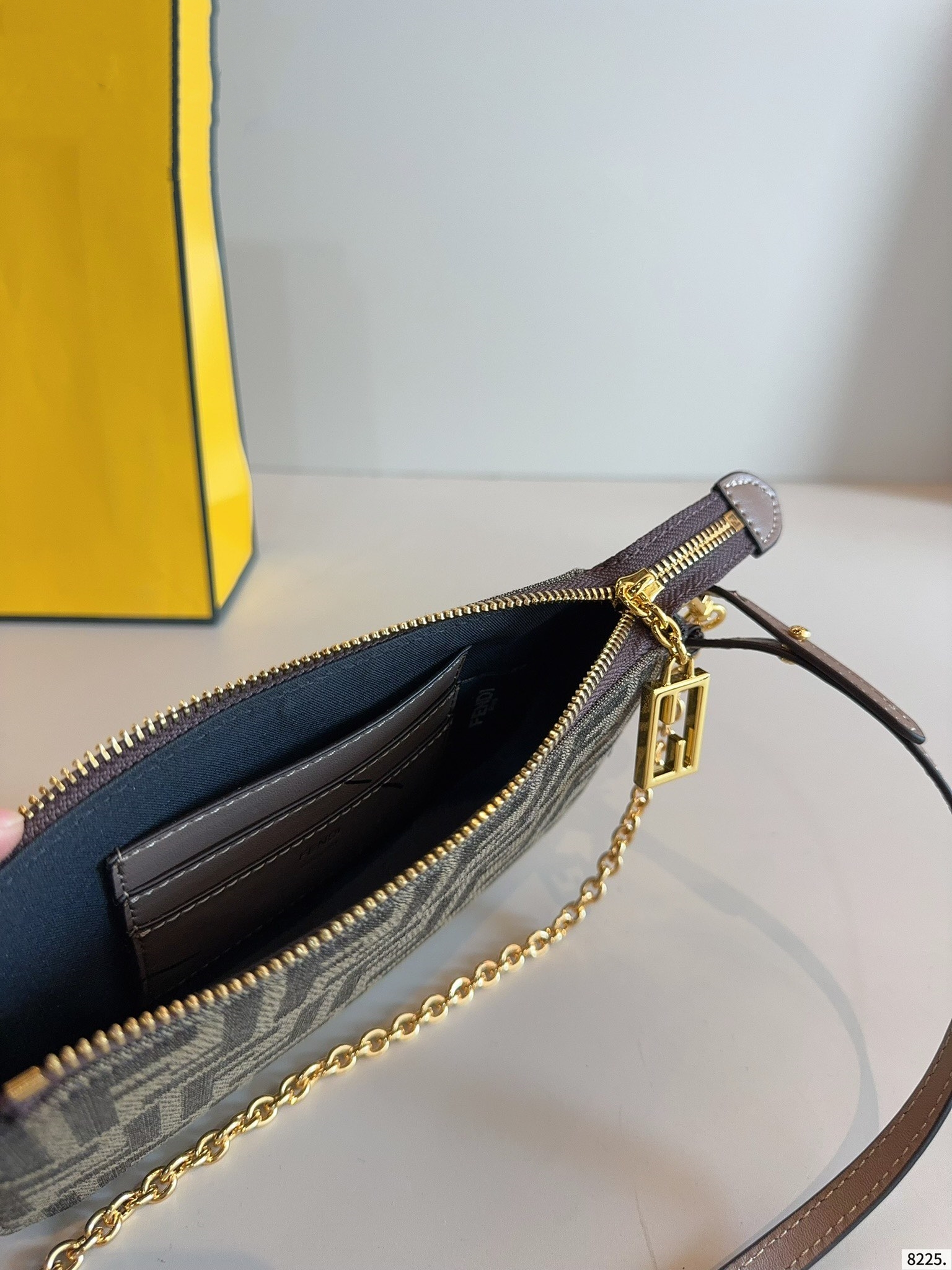 【FENDI旗艦店】フェンディ 大人気クロスボディバッグ