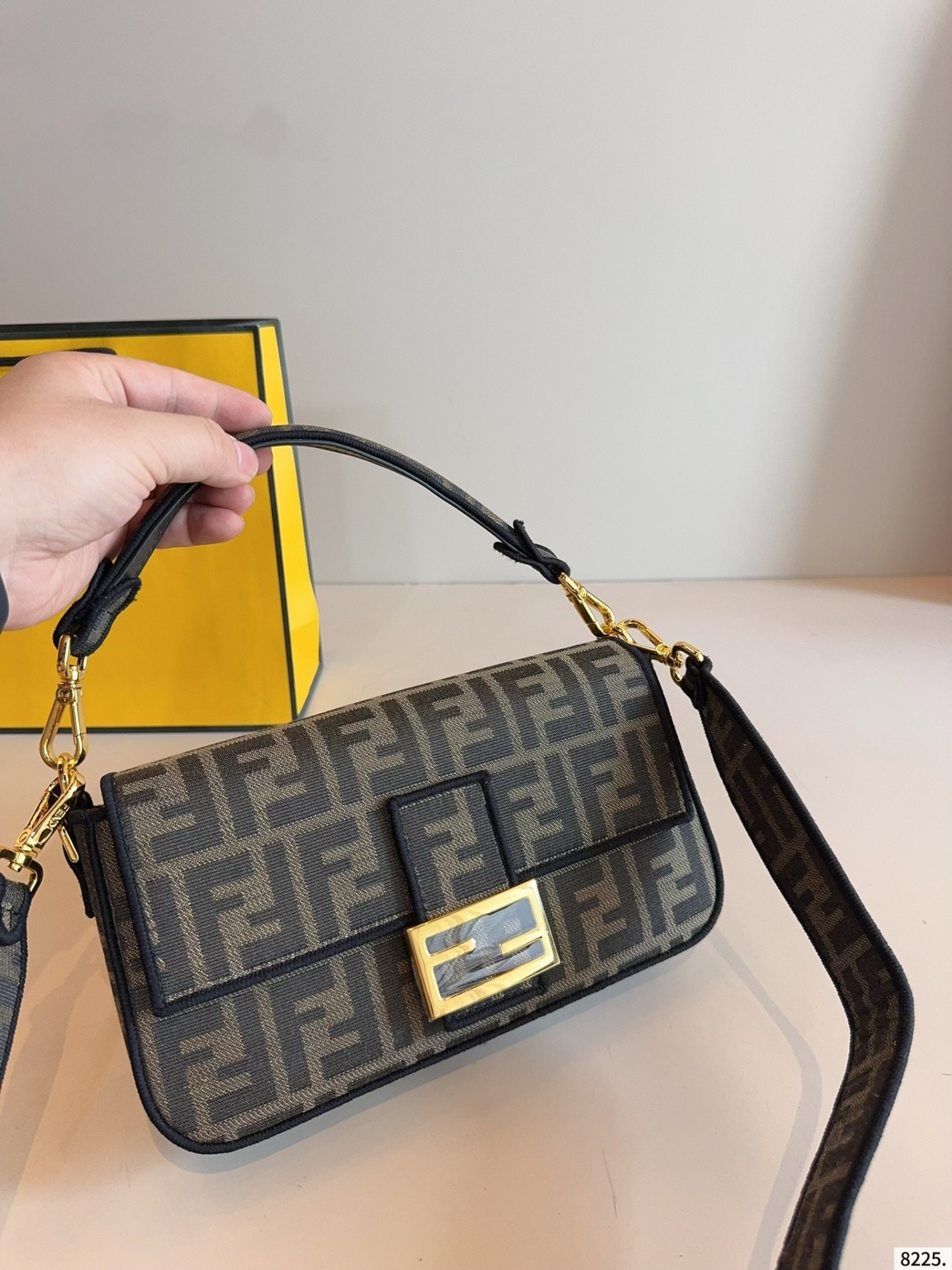 【FENDI旗艦店】フェンディ BAGUETTE クロスボディバッグ