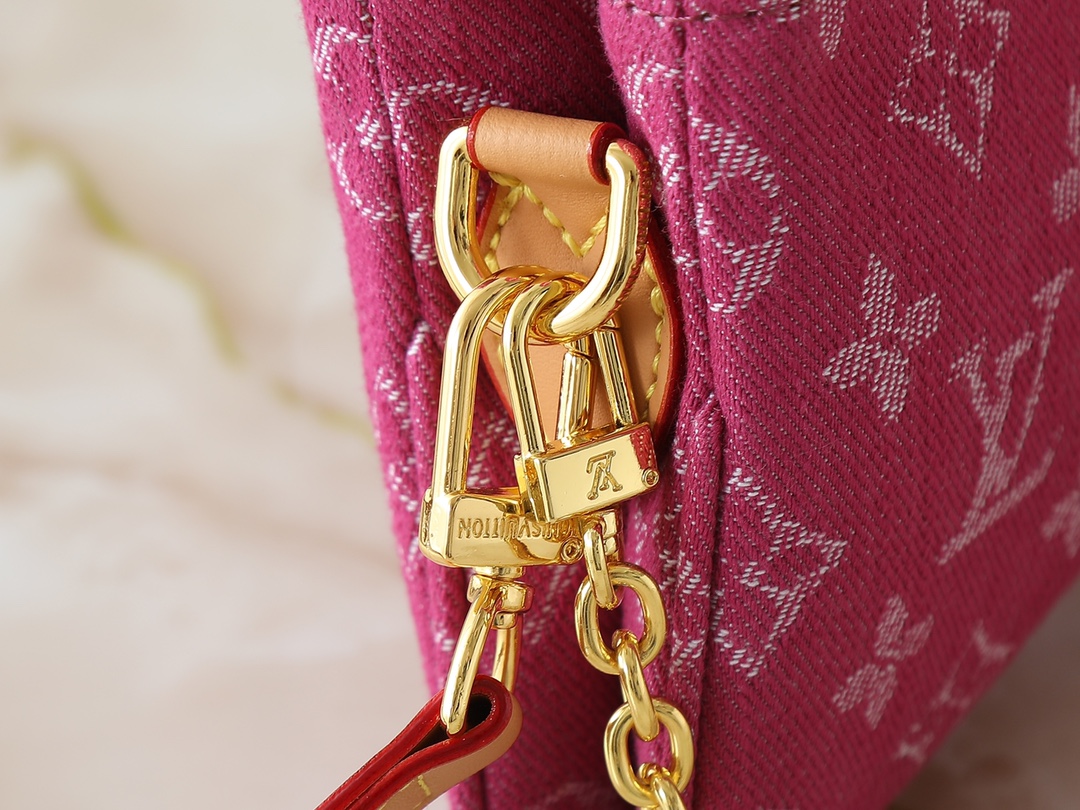 LOUIS VUITTON ルイヴィトン  Liv Pochette ショルダーバッグ