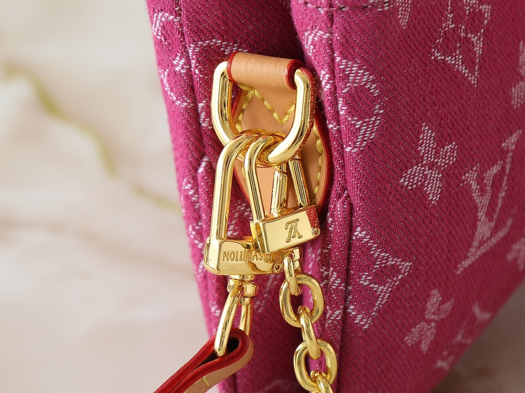 LOUIS VUITTON ルイヴィトン  Liv Pochette ショルダーバッグ