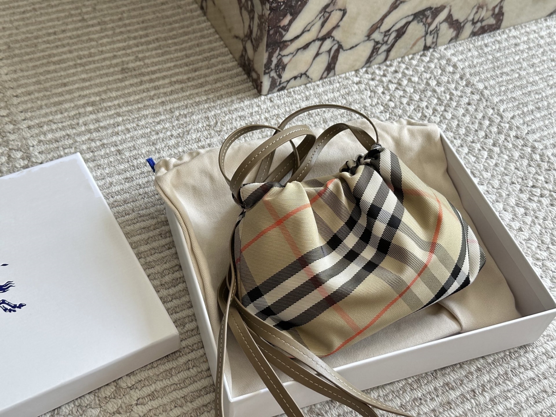 【BURBERRY公式旗艦店】バーバリー 新しいショルダーバッグ