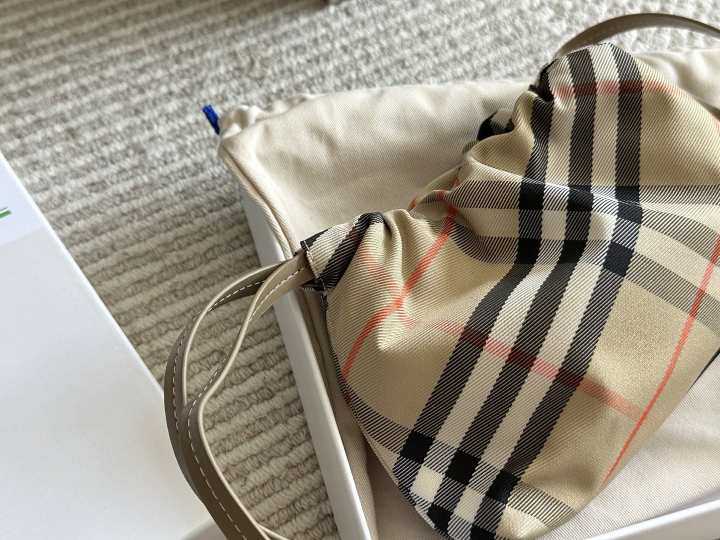 【BURBERRY公式旗艦店】バーバリー 新しいショルダーバッグ