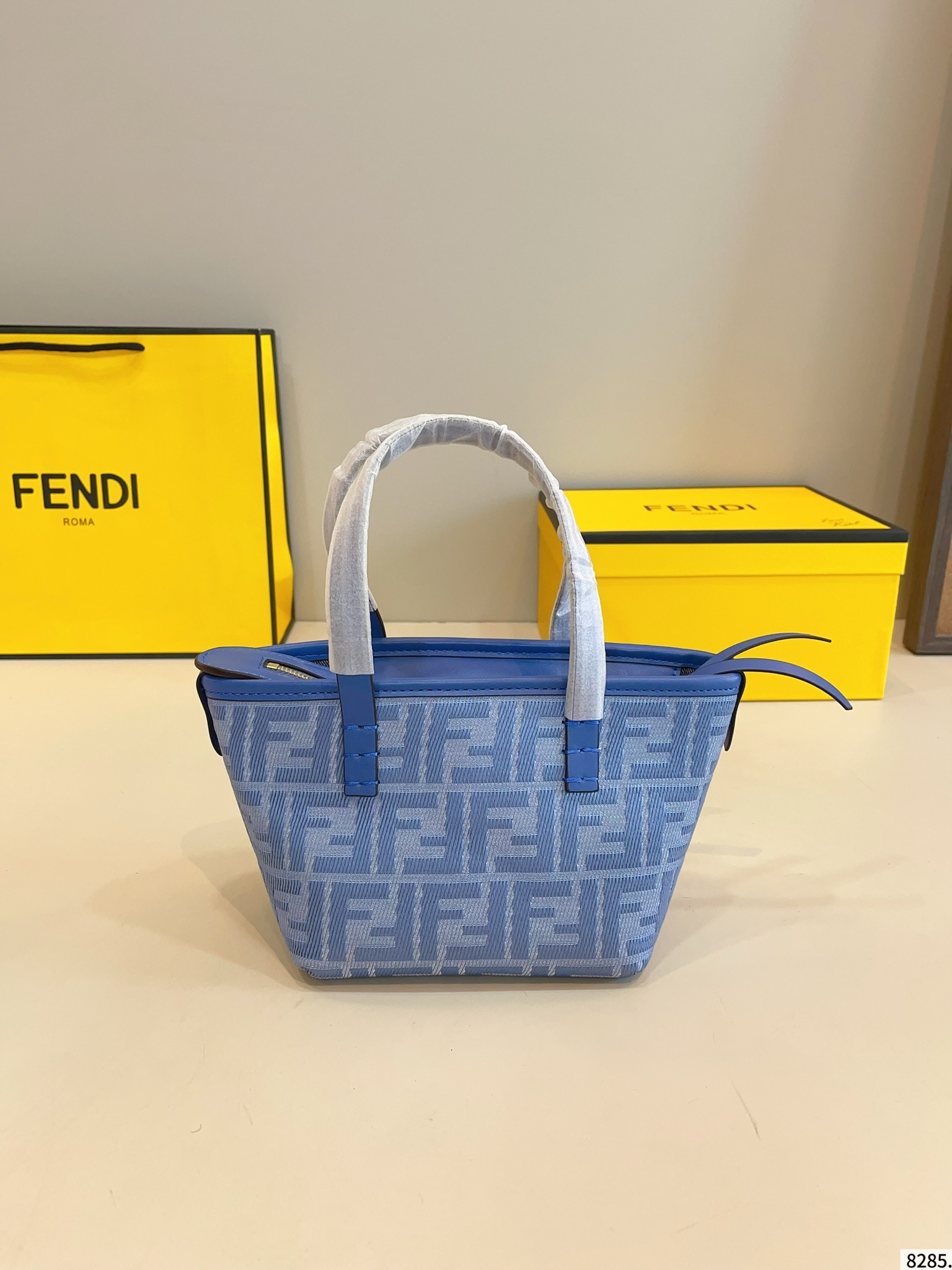 【FENDI公式旗艦店】フェンディ ROLL デニムのハンドバッグ