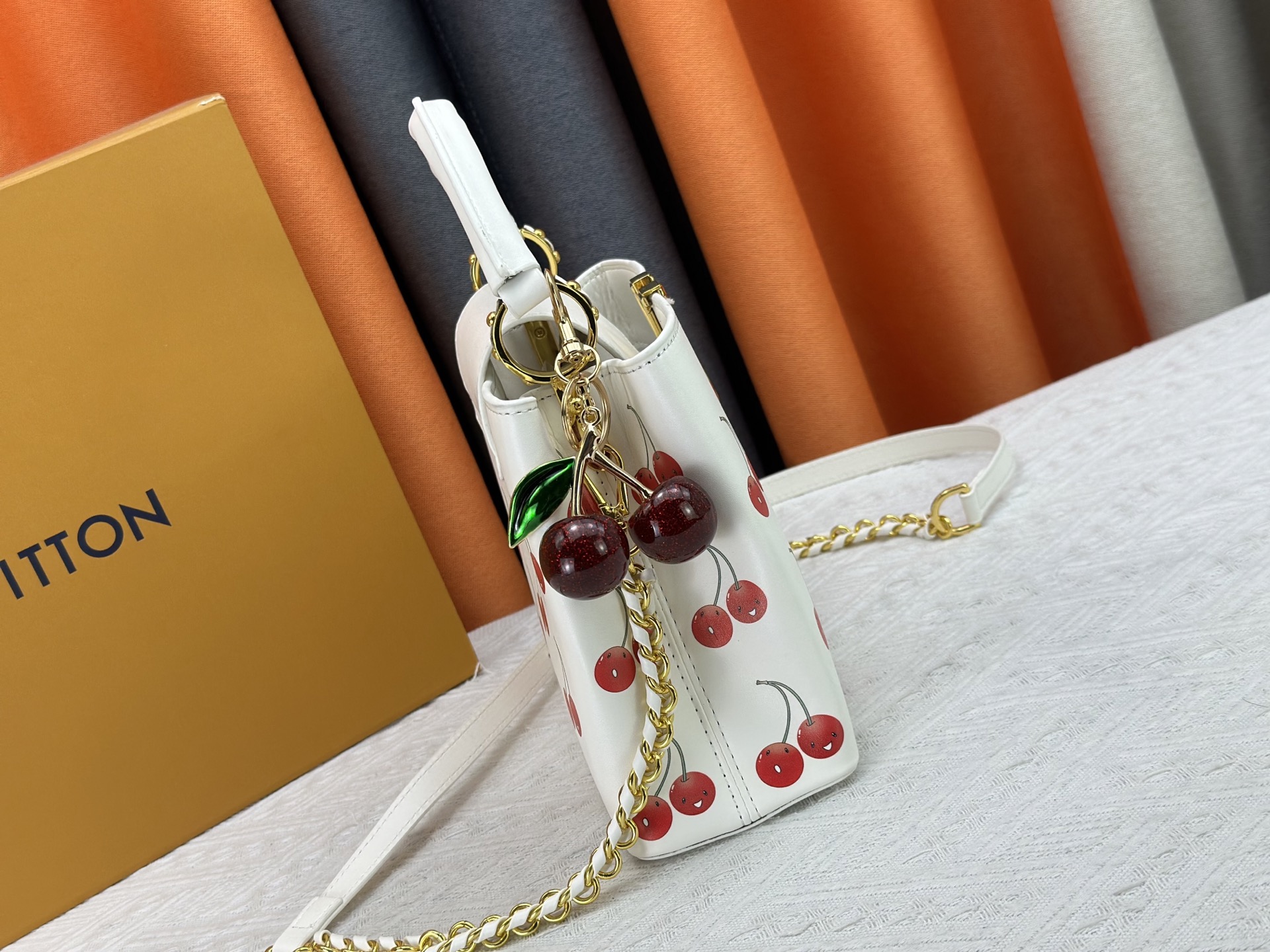 LOUIS VUITTON（ルイヴィトン）CAPUCINES ハンドバッグ M59939 M94519