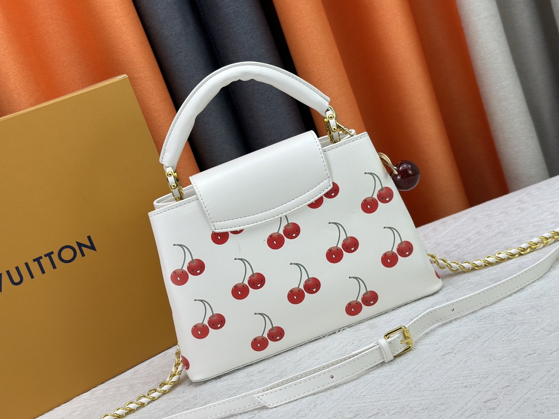 LOUIS VUITTON（ルイヴィトン）CAPUCINES ハンドバッグ M59939 M94519