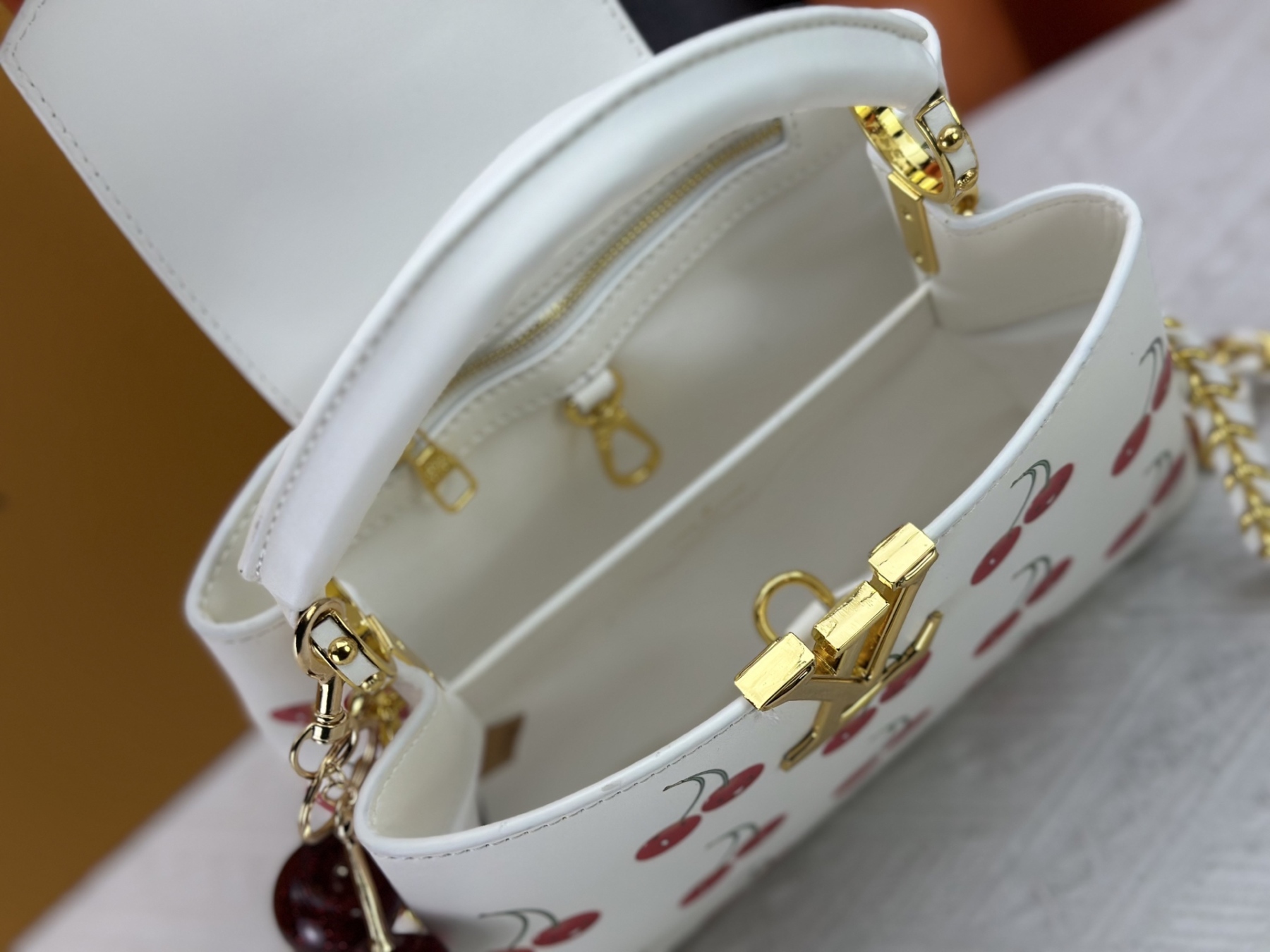 LOUIS VUITTON（ルイヴィトン）CAPUCINES ハンドバッグ M59939 M94519