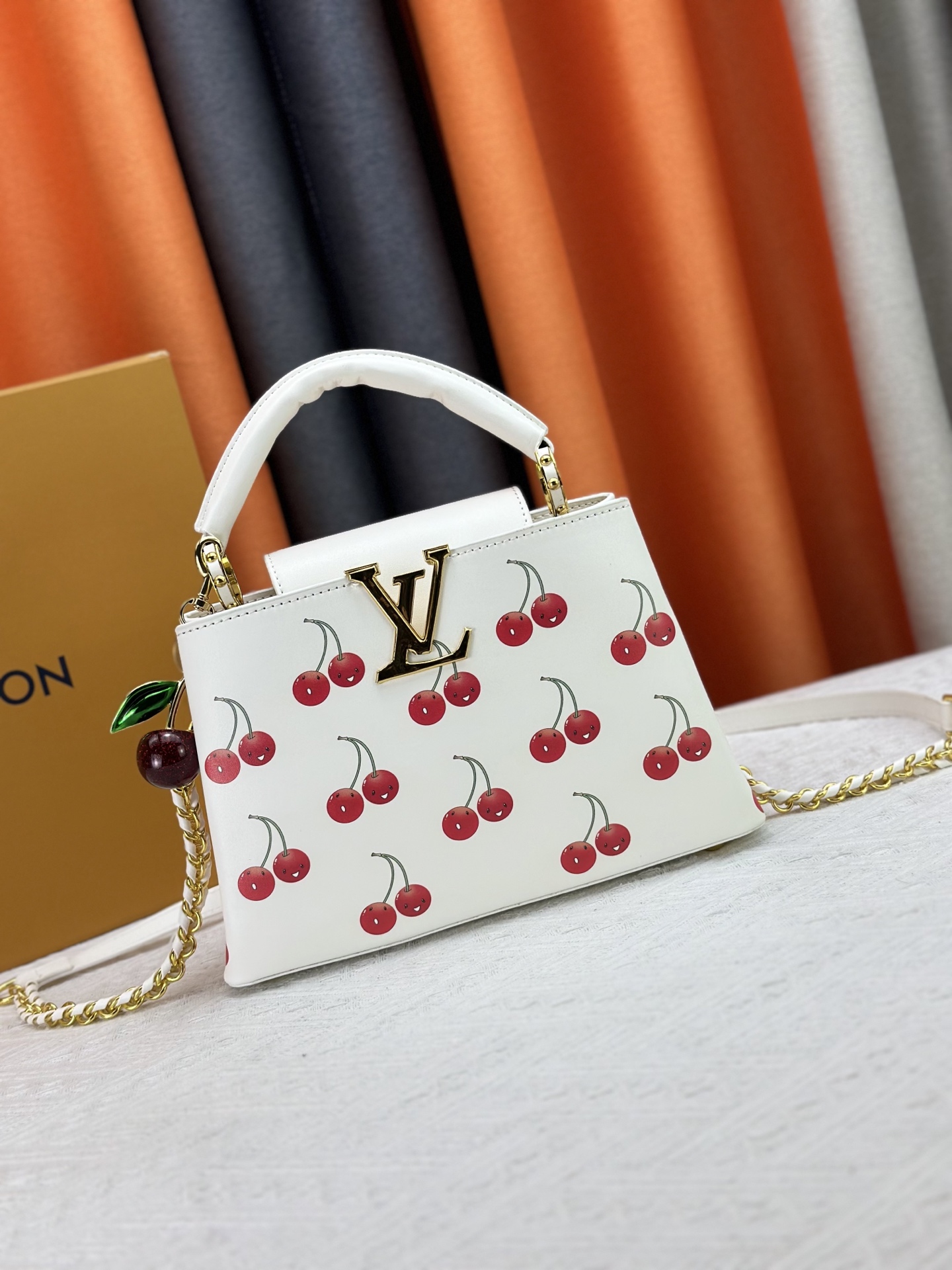 LOUIS VUITTON（ルイヴィトン）CAPUCINES ハンドバッグ M59939 M94519