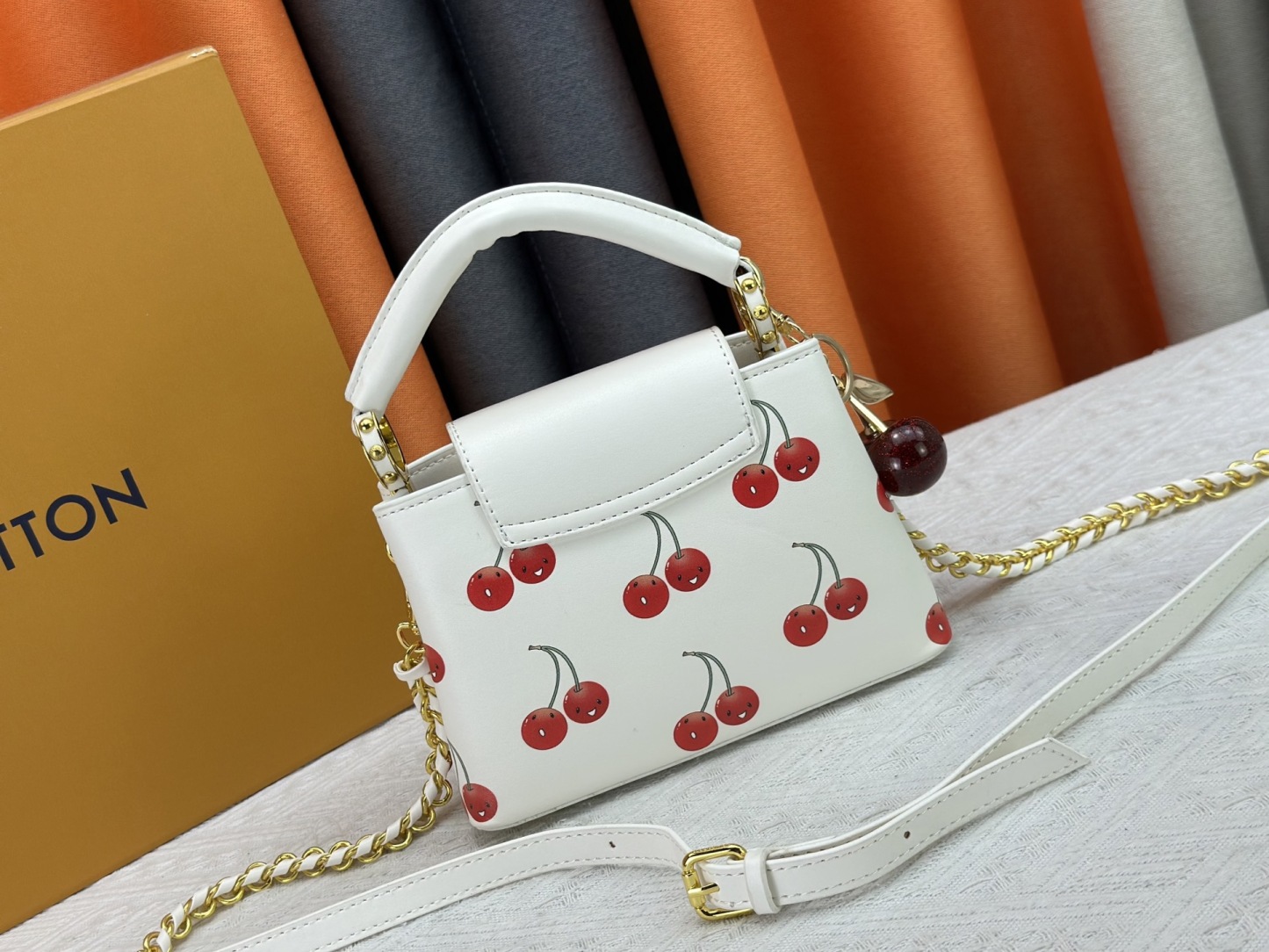 LOUIS VUITTON（ルイヴィトン）CAPUCINES ハンドバッグ M59939 M94519