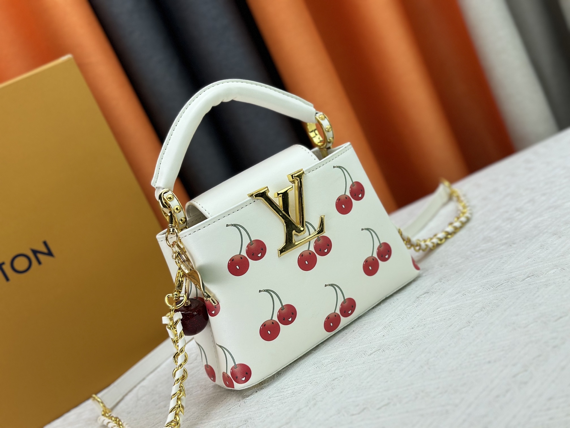 LOUIS VUITTON（ルイヴィトン）CAPUCINES ハンドバッグ M59939 M94519