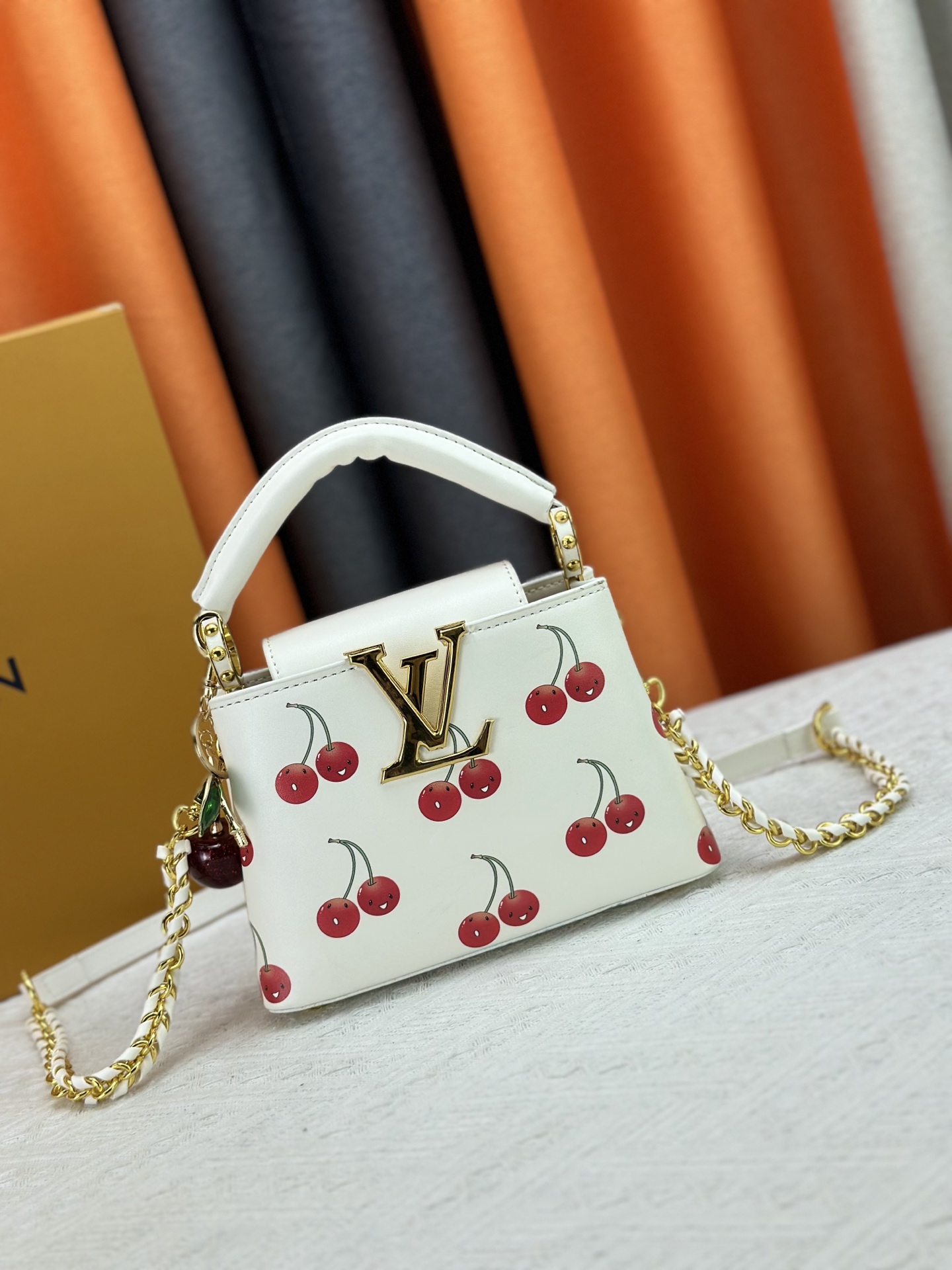 LOUIS VUITTON（ルイヴィトン）CAPUCINES ハンドバッグ M59939 M94519