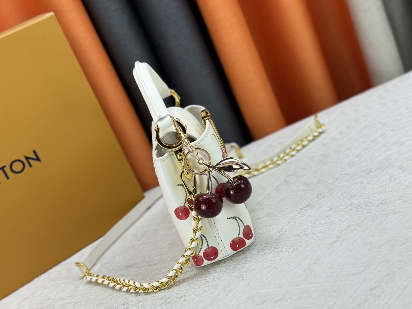 LOUIS VUITTON（ルイヴィトン）CAPUCINES ハンドバッグ M59939 M94519