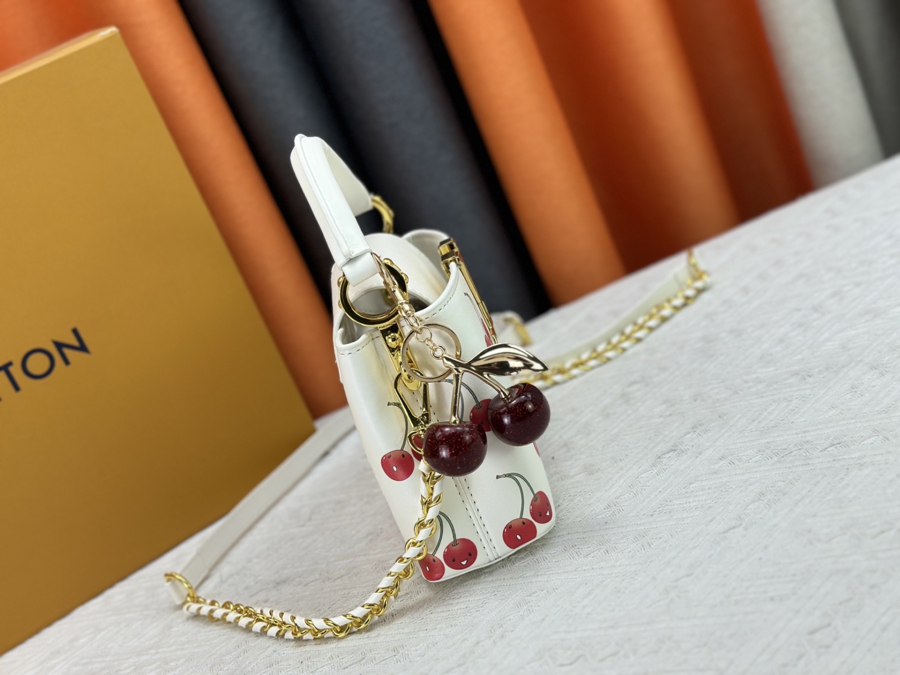 LOUIS VUITTON（ルイヴィトン）CAPUCINES ハンドバッグ M59939 M94519