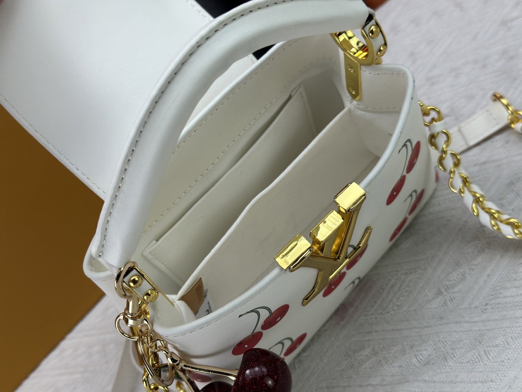 LOUIS VUITTON（ルイヴィトン）CAPUCINES ハンドバッグ M59939 M94519
