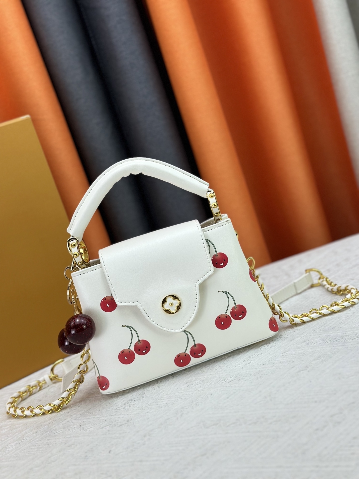 LOUIS VUITTON（ルイヴィトン）CAPUCINES ハンドバッグ M59939 M94519